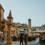 Piazza delle Erbe: attrazioni, storia e come leggerla oggi