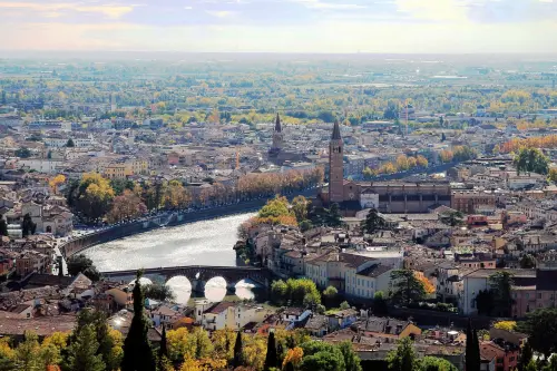Ponte Pietra a Verona: storia, distruzioni e continuità di un attraversamento millenario