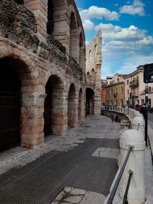 Itinerario a piedi nel centro di Verona: percorso essenziale tra storia, piazze e fiume