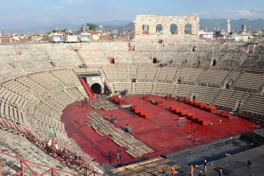 La Bohème torna all’Arena di Verona: appuntamento il 3 luglio 2026 tra musica, scena e agevolazioni